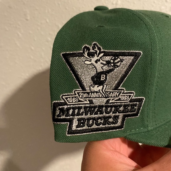 Mitchell & Ness Milwaukee Bucks Retro SnapBack Hat - Picture 3 of 7